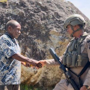 Satgas Damai Cartenz Gelar Patroli dan Pelayanan Kesehatan di Sinak