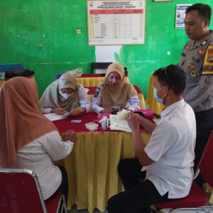 **Bhabinkamtibmas Desa Meraran Dampingi Screening Kesehatan Siswa, Wujud Sinergi Cegah Penyakit Tidak Menular**