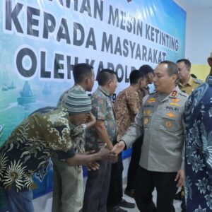 Dorong Ekonomi Pesisir, Kapolda Riau Bantu Nelayan Meranti dengan 20 Mesin Ketinting