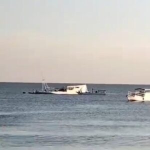 Polsek Wera Evakuasi Korban Tenggelam Akibat Kapal Bocor di Perairan Sangiang