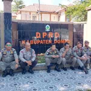 SAT BINMAS POLRES DOMPU BERIKAN PEMBINAAN DAN ARAHAN KEPADA SAT POL PP JELANG PENGAMANAN UNJUK RASA