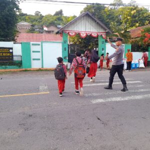 Pastikan Keamanan Siswa dan Pengguna Jalan, Personel Polsek Rhee Intensifkan Pengaturan Lalu Lintas
