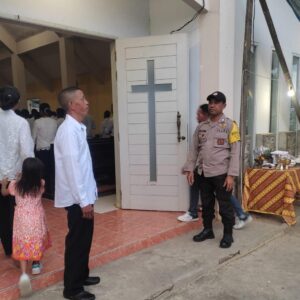 Bhabinkamtibmas Polsek Donggo Laksanakan Pengamanan Ibadah Kamis Putih di Gereja Santo Paulus
