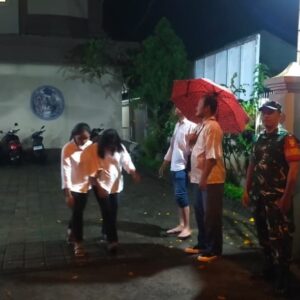 Babinsa Pejanggik Hadir Jaga Ibadah Paskah Penuh Kedamaian