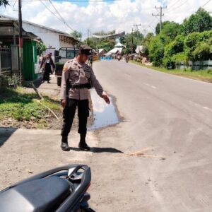 Personel Polsek Madapangga, Evakuasi 2 kendaraan Yang Terlibat Kecelakaan di Desa Bolo