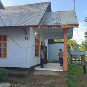 Personil Polsek Donggo Amankan Ibadah Jum,at Agung di Gereja Protestan Kemah Injil Bukit Sion Sangari di Mbawa