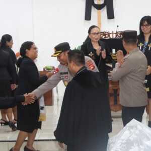 *Kapolres Sumbawa Barat Pantau Langsung Pengamanan Ibadah Jumat Agung, Pastikan ibadah Aman dan Nyaman*