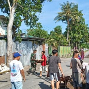 Warga dan Babinsa Kompak Bersihkan Jalan Haji Naim