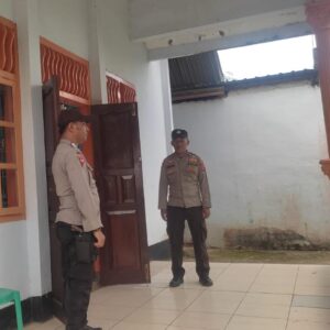 Pastikan Umat Kristiani Beribadah Dengan Nyaman, Polsek Donggo Laksanakan Pengamanan di Area Gereja Yohanes Maria Manney dan Gereja Katolik Santo Paulus.