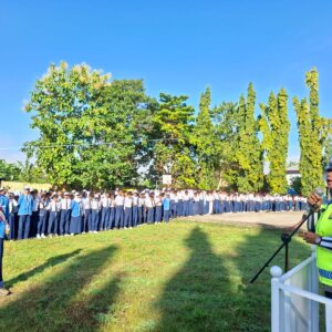 Personel Unit Kamsel Satlantas Polres Bima Kota Berikan Imbauan Keselamatan Berlalu Lintas di SMPN 1 Kota Bima