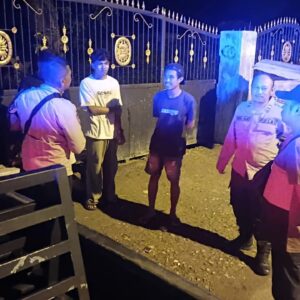 Patroli Blue Light, Polsek Asakota Sambangi Warga dan Beri Himbauan Kamtibmas