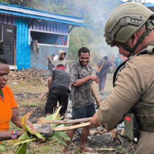 Satgas Ops Damai Cartenz Hadir di Tengah Tradisi Bakar Batu di Sugapa, Bangun Kebersamaan dengan Warga
