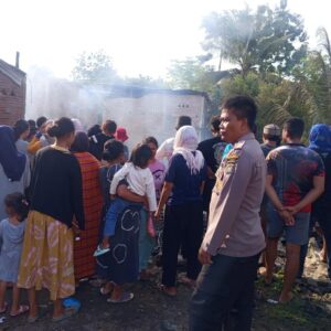 Diduga Konsleting Listrik 6 Unit Rumah di Desa Tolotangga Terbakar Polsek Monta Polres Bima Kabupaten Bersama Warga Bantu Padamkan Kobaran Api