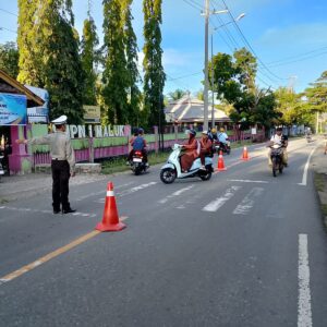 Polsek Maluk Gelar Rawan Pagi di SMPN 1 Maluk, Jaga Kamtibmas dan Kelancaran Lalu Lintas