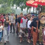 Bhabinkamtibmas Kawal Adat Nyongkolan di Terara, Pastikan Lalu Lintas Tetap Lancar