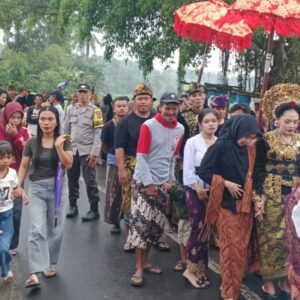 Bhabinkamtibmas Kawal Adat Nyongkolan di Terara, Pastikan Lalu Lintas Tetap Lancar