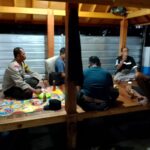 Bhabinkamtibmas Apitaik Sambangi Warga Saat Patroli Malam, Ajak Jaga Kamtibmas di Lingkungan SPPG