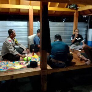 Bhabinkamtibmas Apitaik Sambangi Warga Saat Patroli Malam, Ajak Jaga Kamtibmas di Lingkungan SPPG