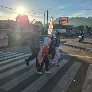 Polsek Rasanae Timur Laksanakan Rawan Pagi, Antisipasi Kemacetan dan Bantu Penyebrangan Pelajar