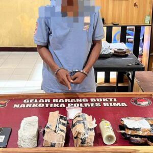 Sita BB Shabu 1 ons yg dibawa oleh residivis kasus narkoba, seorang pria digelandang ke Polres Bima.