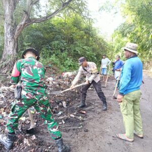 Wujudkan Lingkungan Sehat, Bhabinkamtibmas Desa Jurumapin Kompak Gotong Royong Bersama Warga