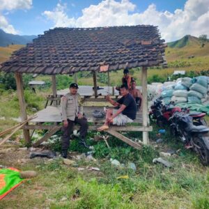 Bhabinkamtibmas Desa Jala Turun ke Lapangan, Pastikan Hasil Panen Aman dan Optimal