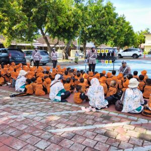 Tanamkan Keselamatan Sejak Dini, Ditlantas Polda NTB Edukasi Siswa SD di Lapangan Bhara Daksa