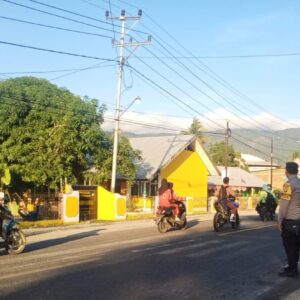 Prioritaskan Keselamatan Anak Sekolah, Personel Polsek Plampang Gelar Giat ‘Strong Point’ Pagi