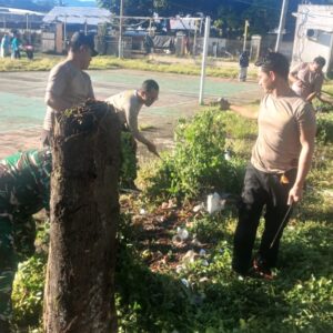 Personel Polsek Jereweh bersama Warga Gotong Royong Jaga Kebersihan Fasilitas Umum