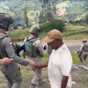 Satgas Damai Cartenz Gelar Patroli Humanis dan Pelayanan Kesehatan di Sinak