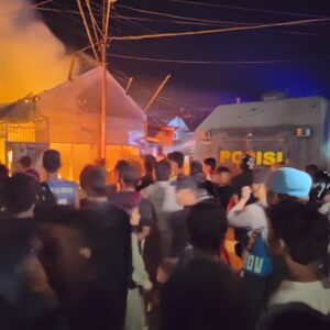 KEBAKARAN DUA UNIT RUMAH DI LINGKUNGAN RENDA, POLRES DOMPU GERAK CEPAT LAKUKAN PENANGANAN