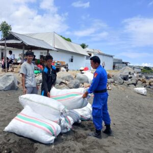 SAT POLAIRUD INTENSIFKAN KEGIATAN POLISI PENOLONG DAN PENGAMANAN PELABUHAN DI CALABAI
