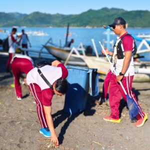 Bersih Pantai Cemara Lembar, Upaya Nyata Jaga Lingkungan Pesisir Lombok Barat