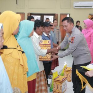 Kapolda NTB dan Ketua Bhayangkari Salurkan Sembako di SPN Polda NTB