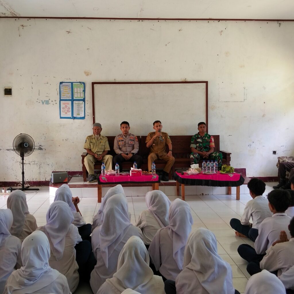 Gelar Sosialisasi di SMPN Tarano, Waka Polsek Empang Tegaskan Larangan Balap Liar dan Knalpot Bising