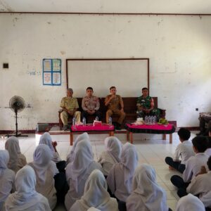 Gelar Sosialisasi di SMPN Tarano, Waka Polsek Empang Tegaskan Larangan Balap Liar dan Knalpot Bising