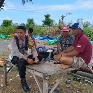 Bhabinkamtibmas Desa Hu’u Pantau Penjemuran Jagung Warga, Perkuat Ketahanan Pangan dan Kamtibmas