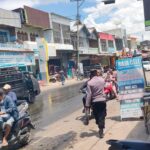 Pelumas Bekas Tumpah, Polsek Bolo Terjun ke TKP Lakukan Pengaturan dan Penjagaan Arus Lalulintas