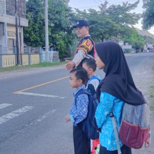 Polisi Gelar Rawan Pagi di Depan SDN 1 Goa, Wujudkan Kamseltibcar Lantas yang Aman dan Humanis
