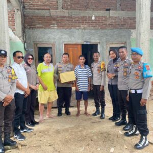 Peduli Warga Kurang Mampu, Polsek Rasbar Berbagi Sembako untuk Dua Warga Sakit Menahun