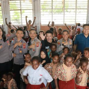 Hadirkan Keceriaan dan Edukasi Bagi Siswa, Satgas Damai Cartenz Gelar Bakti Sosial di SD Negeri Pomako 1