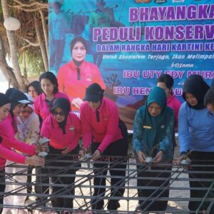 Bhayangkari NTB Tanam Terumbu Karang di Lombok Utara, Perkuat Gerakan Perempuan Jaga Laut dan Ekonomi Pesisir