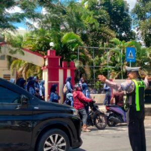 SAT LANTAS LAKSANAKAN STRONG POINT SIANG, WUJUDKAN KAMSELTIBCAR LANTAS YANG AMAN DAN KONDUSIF