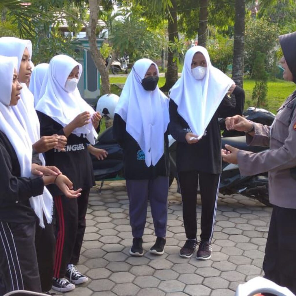 INTENSIFKAN SOSIALISASI BAHAYA NARKOBA DAN KENAKALAN REMAJA DI KALANGAN PELAJAR