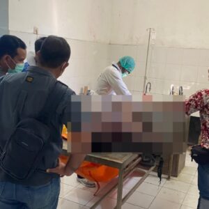 Sesosok Mayat Laki-Laki Ditemukan Mengapung di Kali Brangbiji, Polisi Lakukan Evakuasi Jenazah