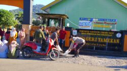 Gotong Royong Bersihkan Fasilitas Umum, Bhabinkamtibmas Desa Tamekan Ajak Warga Perkuat Kebersamaan