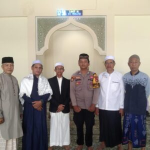 Hadir di Tengah Masyarakat, Bhabinkamtibmas Polsek Woha Jadi Khatib Sholat Jum,at