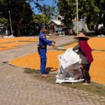 “Polmas”. Satpolairud Polres Bima Kabupaten Bantu Jemur Jagung Warga