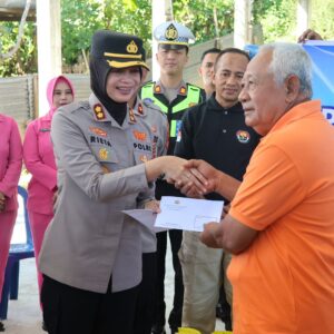 Kapolres Sumbawa Bersama Bhayangkari Salurkan Bantuan Bagi Korban Kebakaran di Pemangong