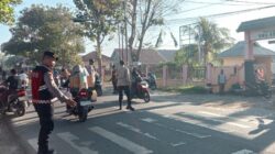 Hadir di Jam Rawan Pagi.dan Rawan Siang Polsek Woha Lakukan Pengaturan Arus Lalulintas di Depan SMAN I Woha